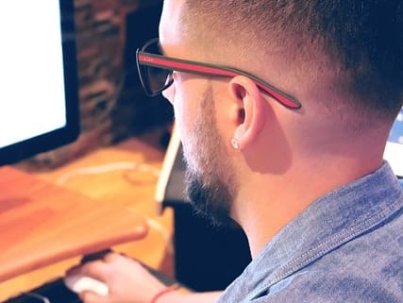 man-using-computer-1290114_640(1)